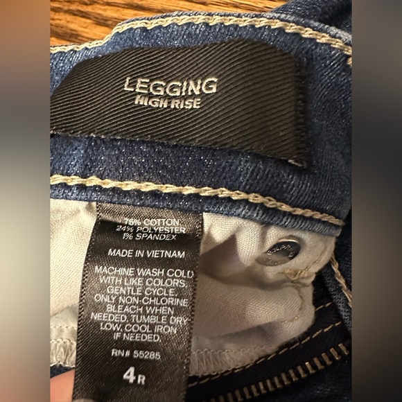 Express women’s 4R high rise legging jean with distressing. Good condition. - Picture 8 of 9